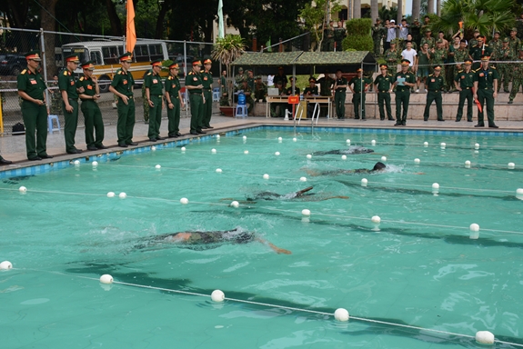 Bơi vũ trang 100m với súng.